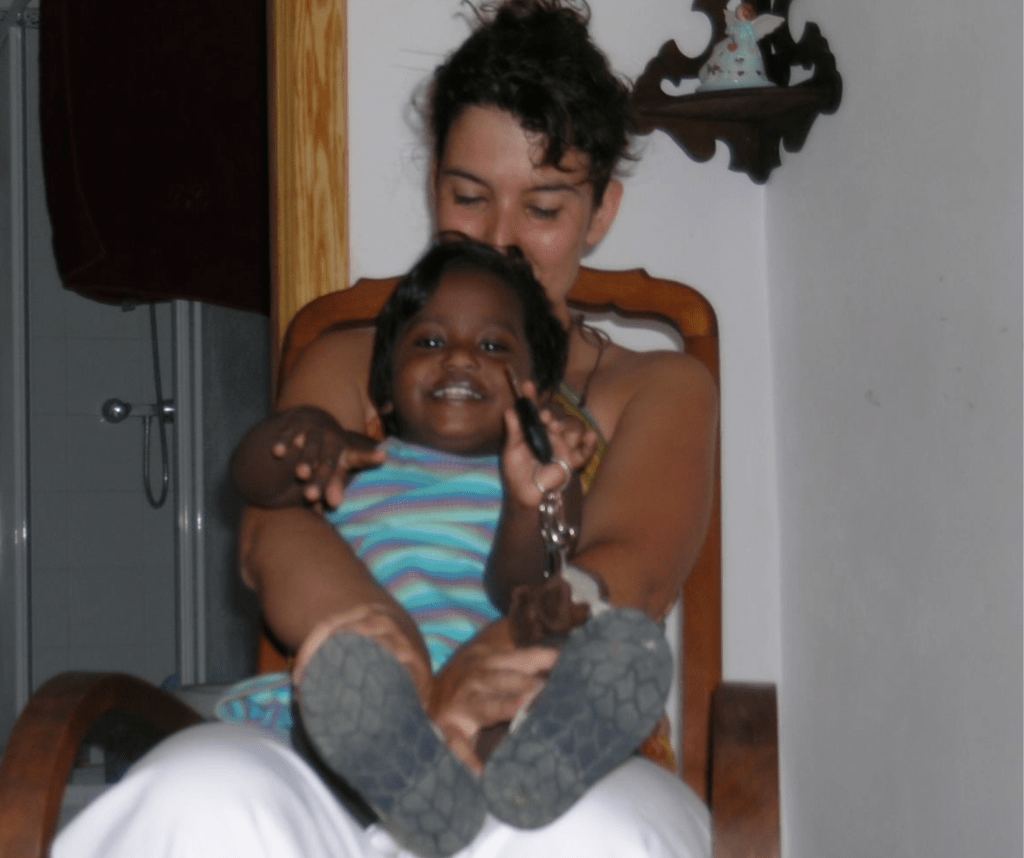 En esta foto, Siddhi. mihija  apenas sabía caminar, pero ya sostenía unas llaves. Hoy entiendo que mi trabajo, esas horas que pasé lejos de ella construyendo mi carrera, servían precisamente para eso: para entregarle las llaves de su propia libertad y enseñarle que el futuro se construye con responsabilidad, no con dependencia.